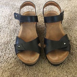 Taos sandals size 37